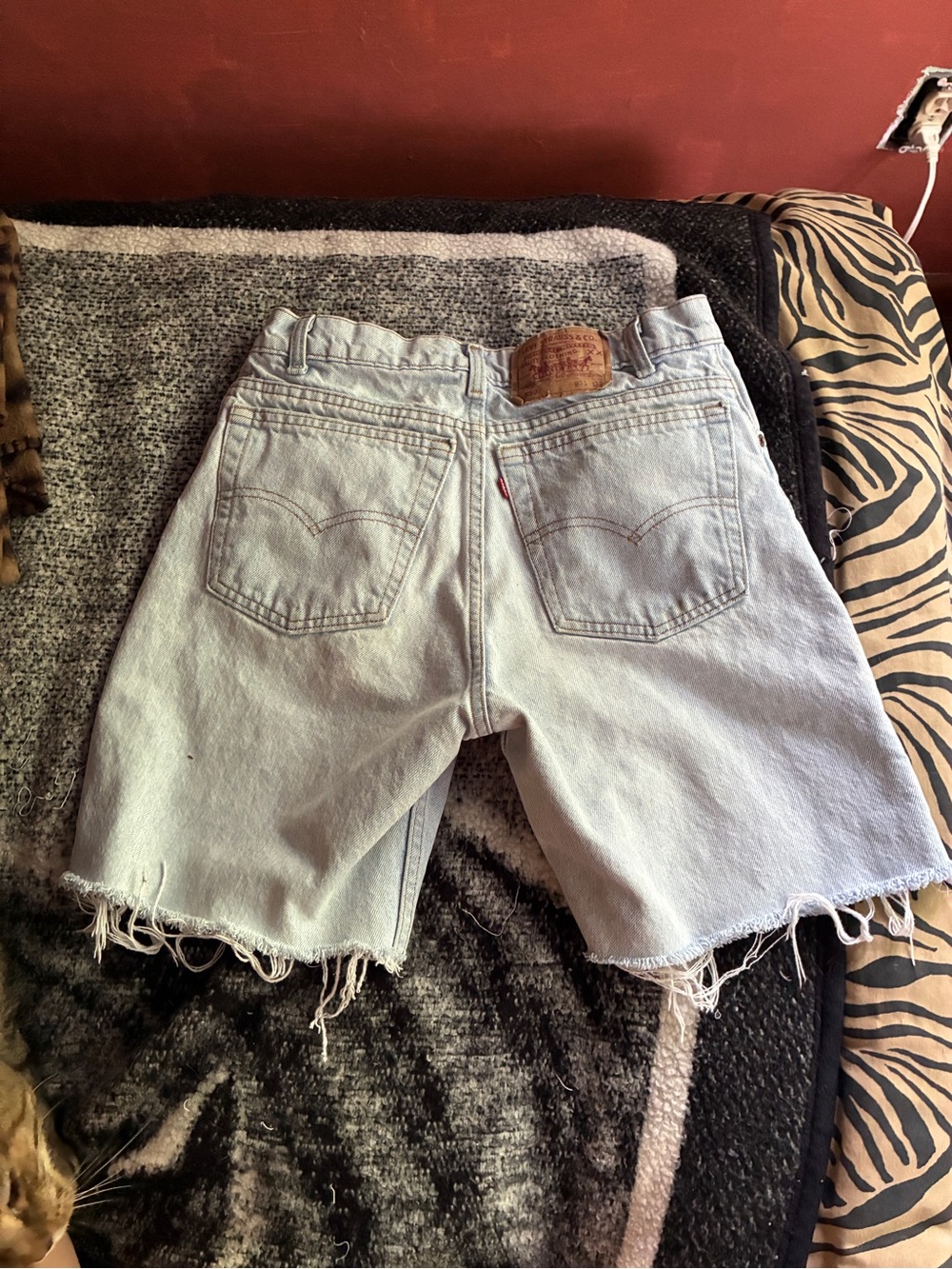 Vintage levi 550 cut off jean shorts